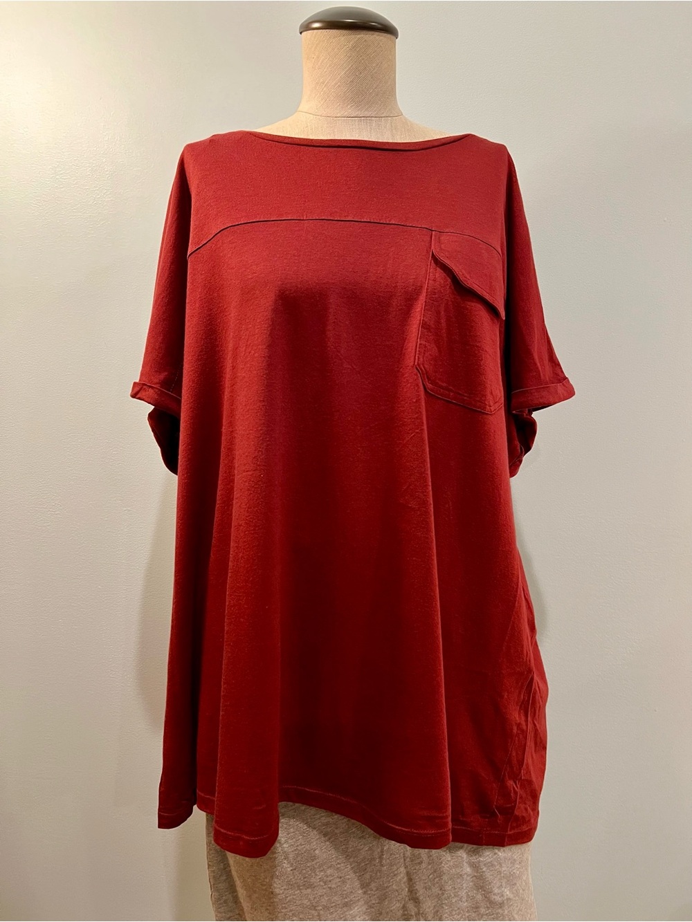 Yessica Short Sleeve Pocket Tee in Deep Red. Size XL